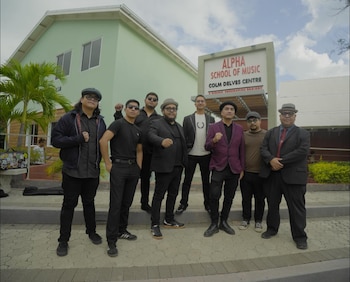 La banda a las afueras de Alpha Boys School, una institución reconocida por su vínculo con el nacimiento y el desarrollo del ska. (Crédito: especial)