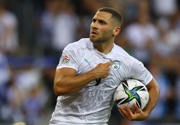 El jugador Shon Weissman, durante el partido entre Israel e Islandia en la UEFA Nations League (REUTERS/Ronen Zvulun)