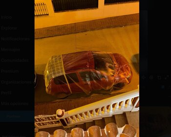 Coche envuelto en una bolsa