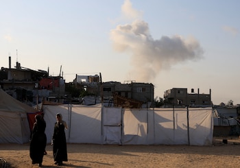 Palestinos observan cómo se eleva