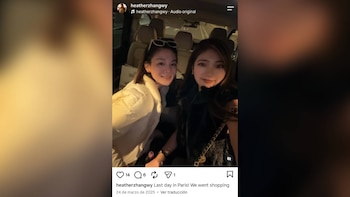 Captura de pantalla de una publicación digital en la que dos mujeres posan en el interior de un automóvil por la noche
