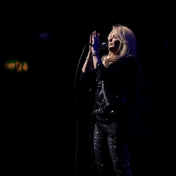 La cantante británica Bonnie Tyler falleció el 9 de julio de 2026 a los 75 años. (Instagram: @bonnietylerofficial)
