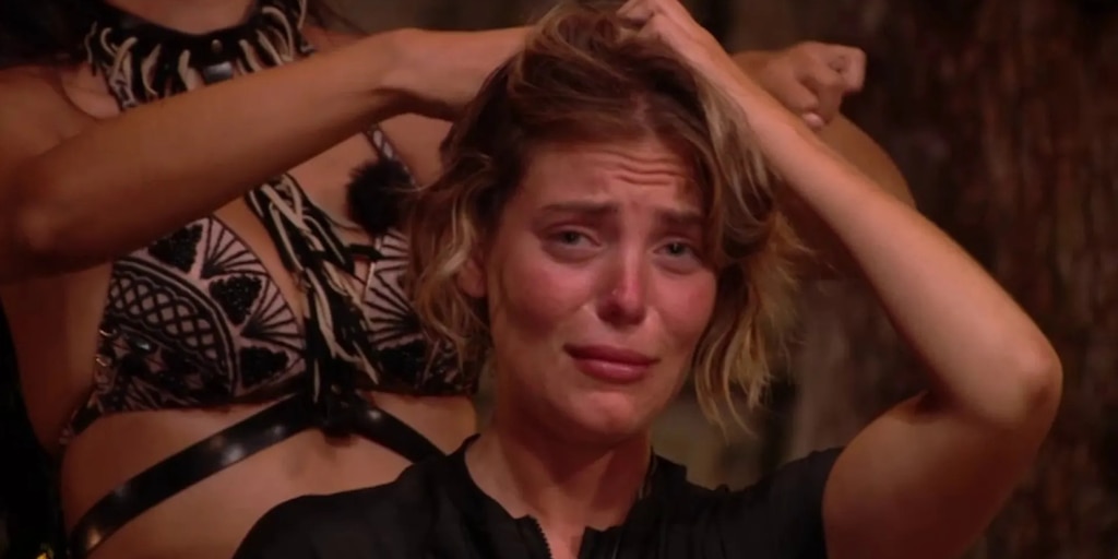 Claudia Chacón lleva su transformación al límite en Supervivientes: el drástico corte de pelo que aceptó para poder escuchar a su novio - Infobae