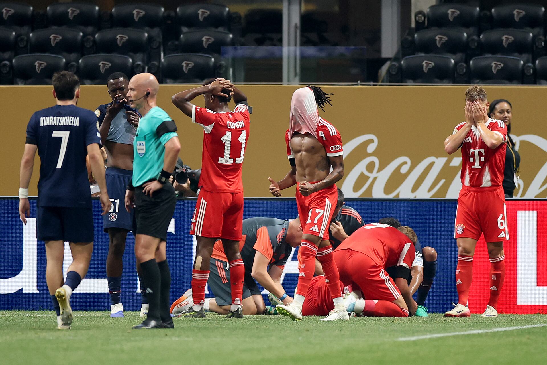 La reacción de los jugadores al ver la lesión de Musiala (Crédito: AFP)