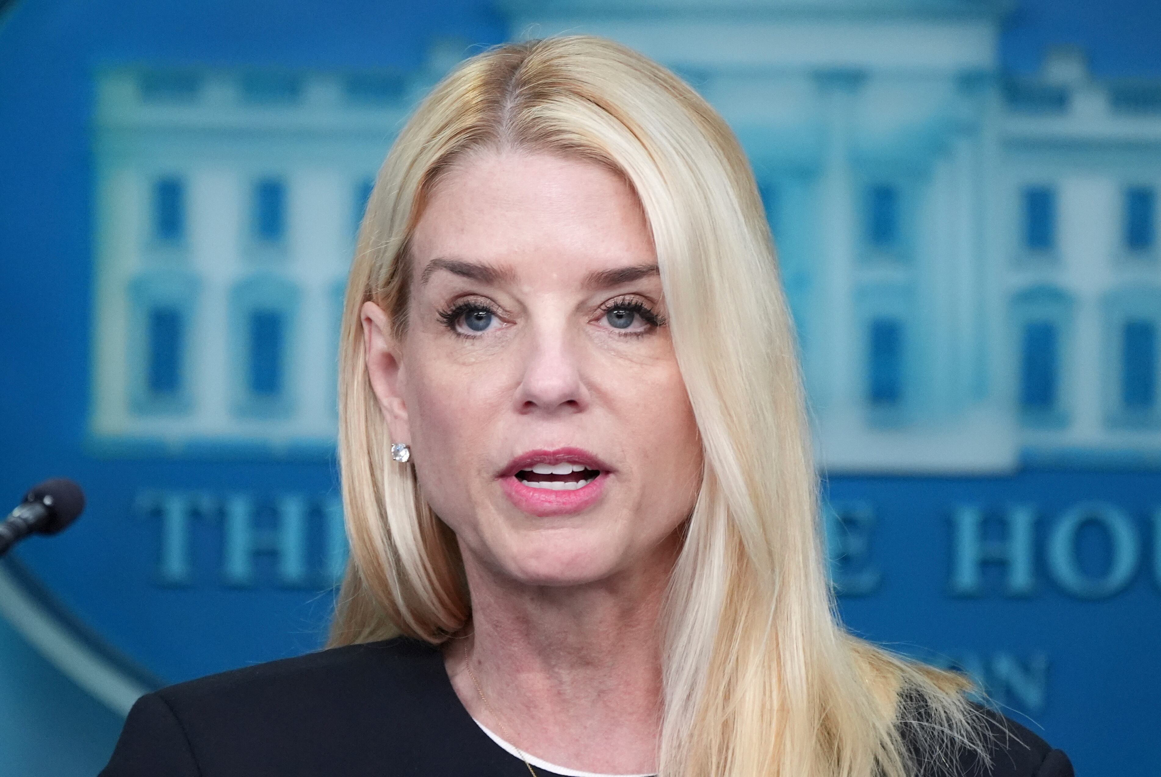 La secretaria de Justicia de EEUU Pam Bondi habla con los medios de comunicación el viernes 27 de junio de 2025 en la sala de prensa de la Casa Blanca en Washington (AP Foto/Jacquelyn Martin)