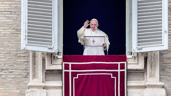 El papa Francisco saluda a