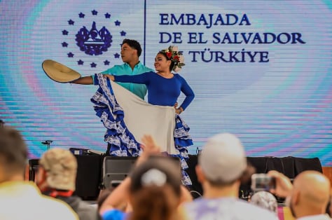 Jóvenes artistas salvadoreños presentan danza folclórica y cumbia ante el público internacional en el Marmaris Latin Fest./(Ministerio de Relaciones Exteriores)