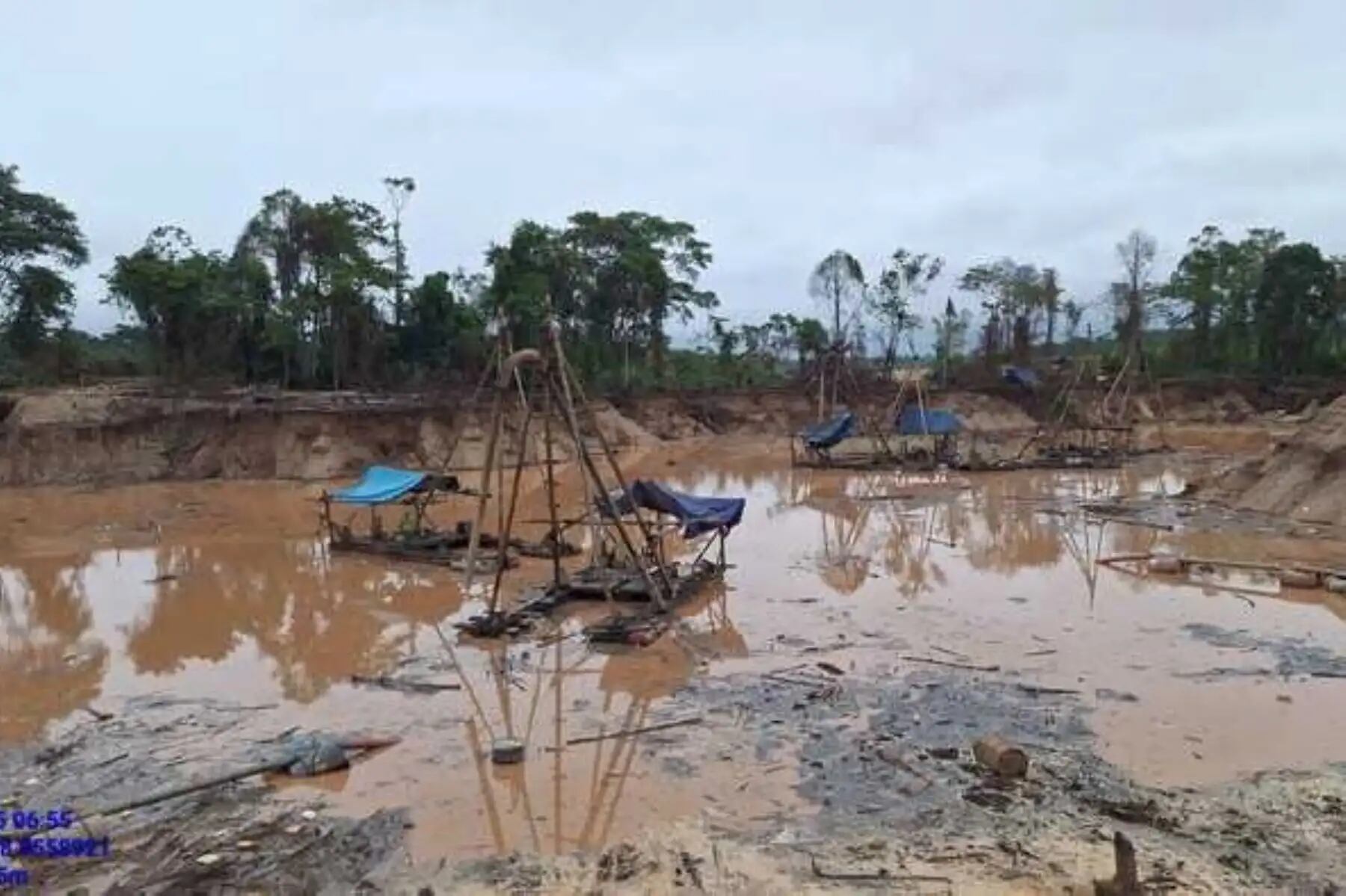 FF.AA. y PNP destruyen campamentos y equipos usados para minería ilegal en Madre de Dios.
