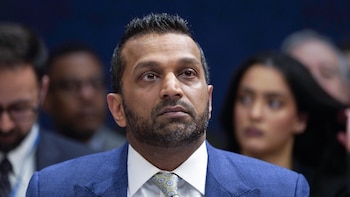 Patel mantiene un encontronazo verbal con un periodista en defensa de su labor tras el artículo de 'The Atlantic'