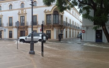 Calle Porvera en Jerez con agua acumulada por las lluvias de la Dana que atraviesa la provincia. A 30 de octubre de 2024, en Jerez, Cádiz . (Europa Press)