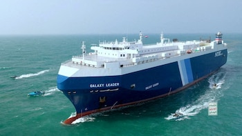 El carguero Galaxy Leader es escoltado por barcos hutíes en el Mar Rojo en esta fotografía publicada el 20 de noviembre de 2023. Medios militares hutíes/Folleto vía REUTERS