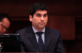 Foto de archivo del 10 de diciembre de 2018 que muestra al empresario y radiodifusor Otto Sonnenholzner durante una sesión de la Asamblea Nacional (Parlamento), en Quito (Ecuador). (EFE/archivo)