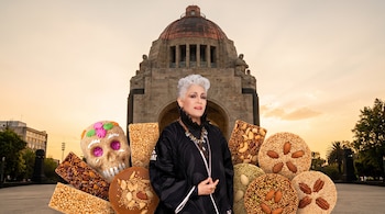 Lila Downs posa frente al Monumento a la Revolución, rodeada de dulces de amaranto, cacahuete, semillas y una calavera de azúcar.