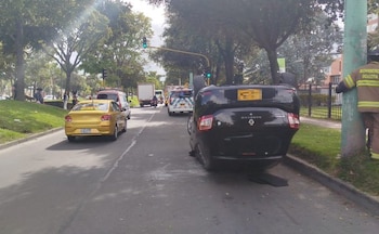 El vehículo tipo automóvil colisiona contra objeto fijo (poste) y posteriormente sufre volcamiento. Se genera afectación de un carril de la calzada - crédito @BogotaTransito / X