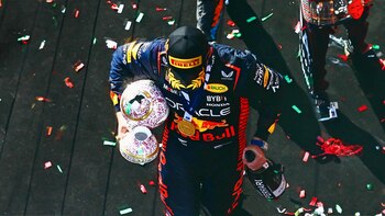Verstappen con el trofeo roto