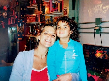 Gabriela junto a Macarena, su