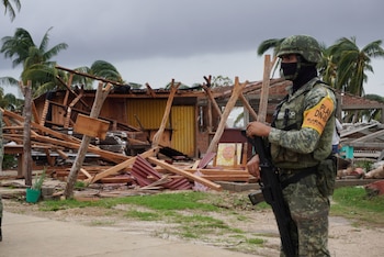 Un soldado se encuentra en