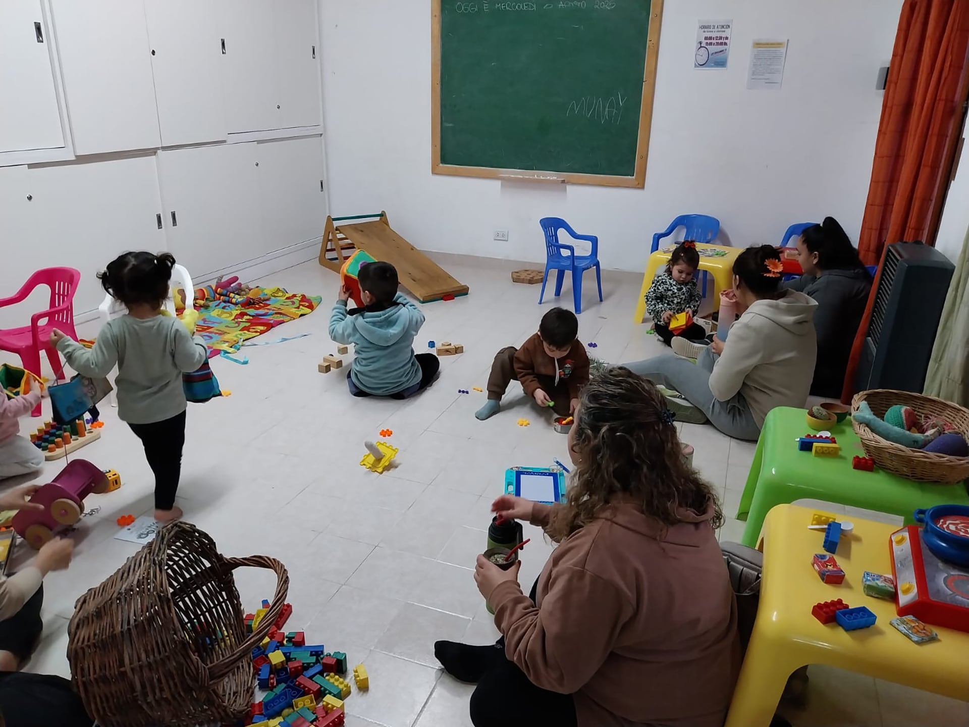 El rincón infantil convoca a escuelas y familias, fortaleciendo el vínculo con los más chicos.