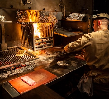 Brasas en el restaurante Los