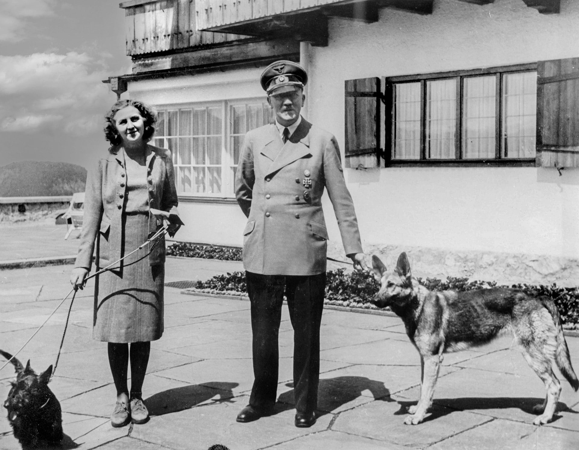 Adolf Hitler se casó en la medianoche del 29 de abril con Eva Braun y se mató junto a su esposa a las tres y media de la tarde del día siguiente (Grosby)