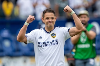 ARCHIVO - Javier Hernández, delantero del LA Galaxy reacciona con los fanáticos después de que su equipo venciera al Nashville SC en un partido de playoffs de la MLS, el 15 de octubre de 2022, en Carson, California. (AP Foto/Alex Gallardo, Archivo)