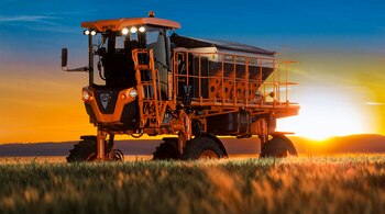 Una fertilizadora autopropulsada. Para cargarla