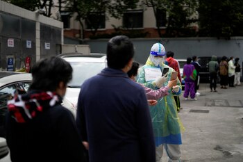 Los residentes hacen fila para