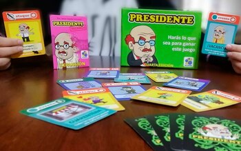 Fotografía cedida este viernes por Javier Zapata donde se muestra a varias personas mientras juegan el juego de mesa 'Presidente', hoy, en Lima (Perú). EFE/ Javier Zapata