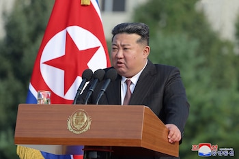 El líder norcoreano Kim Jong Un habla durante una visita a la Universidad de Defensa Nacional en Pyongyang, Corea del Norte, el 7 de octubre de 2024, en esta foto publicada por la Agencia Central de Noticias de Corea del Norte. KCNA vía REUTERS