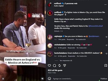 Tres hombres conversan en un estudio de televisión del programa 'The Rest Is Football'. Uno de ellos sostiene un vaso con vino blanco sobre la mesa