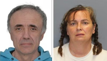 Primer plano de un hombre con pelo gris corto a la izquierda y una mujer con coletas marrones y raya a la derecha, ambos mirando al frente