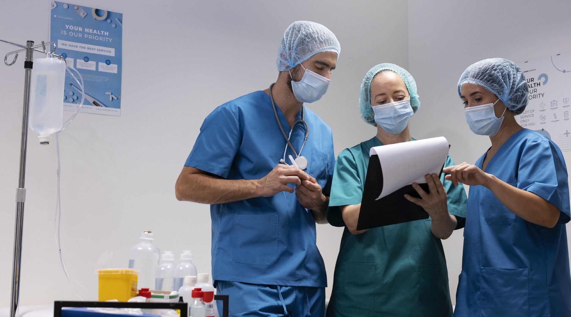 La celebración también expone problemas como la escasez de personal, la sobrecarga laboral y la necesidad de reforzar la formación profesional continua. (Magnific)