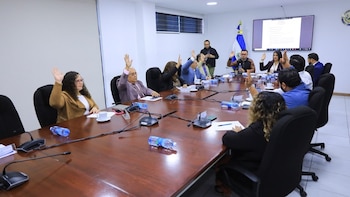 La comisión legislativa aprueba prorrogar las placas vehiculares 2011 hasta 2027 (Foto cortesía Asamblea Legislativa)