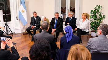 Alberto Fernández y Marcela Losardo, el viernes, con organizaciones de DDHH en Roma (Prensa Presidencia)