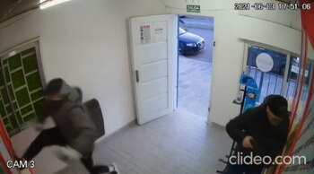 Mientras un delincuente patea la