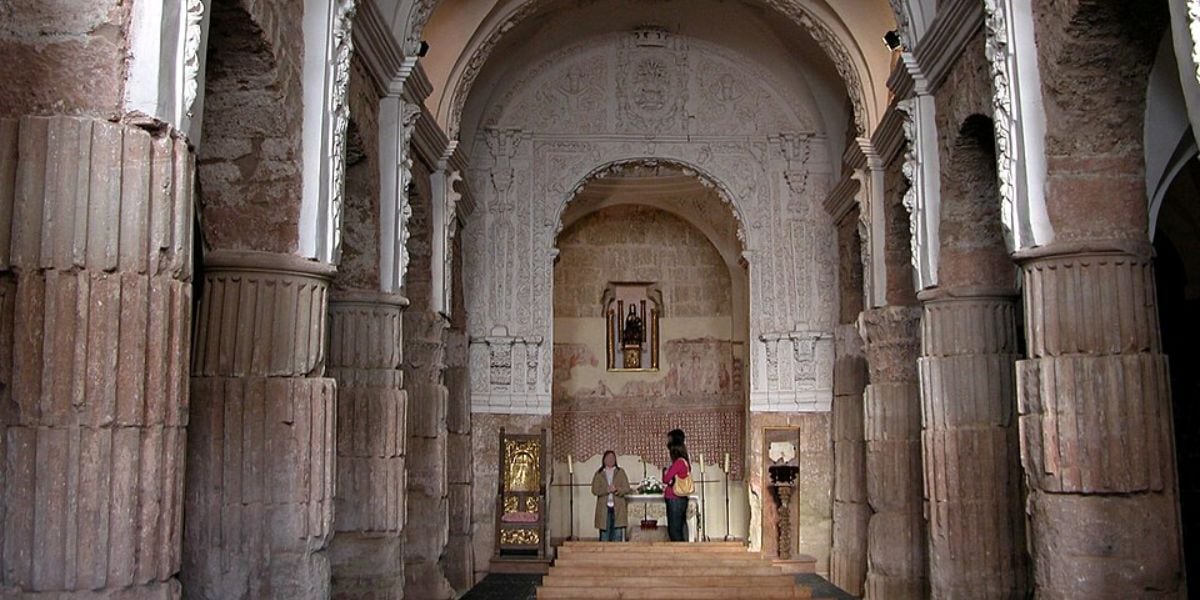 La red de calzadas romanas conectó Astorga y Burdeos, facilitando el tránsito de oro, mercancías y culturas europeas (Wikipedia)