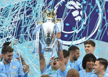 Eric García festejó el título