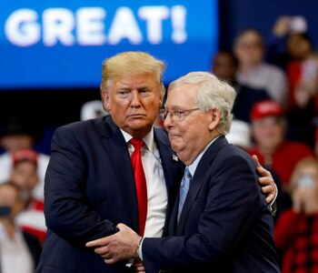 El senador Mitch McConnell abraza