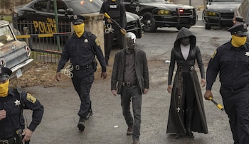 Regina King y Tim Blake Nelson en 'Watchmen'.