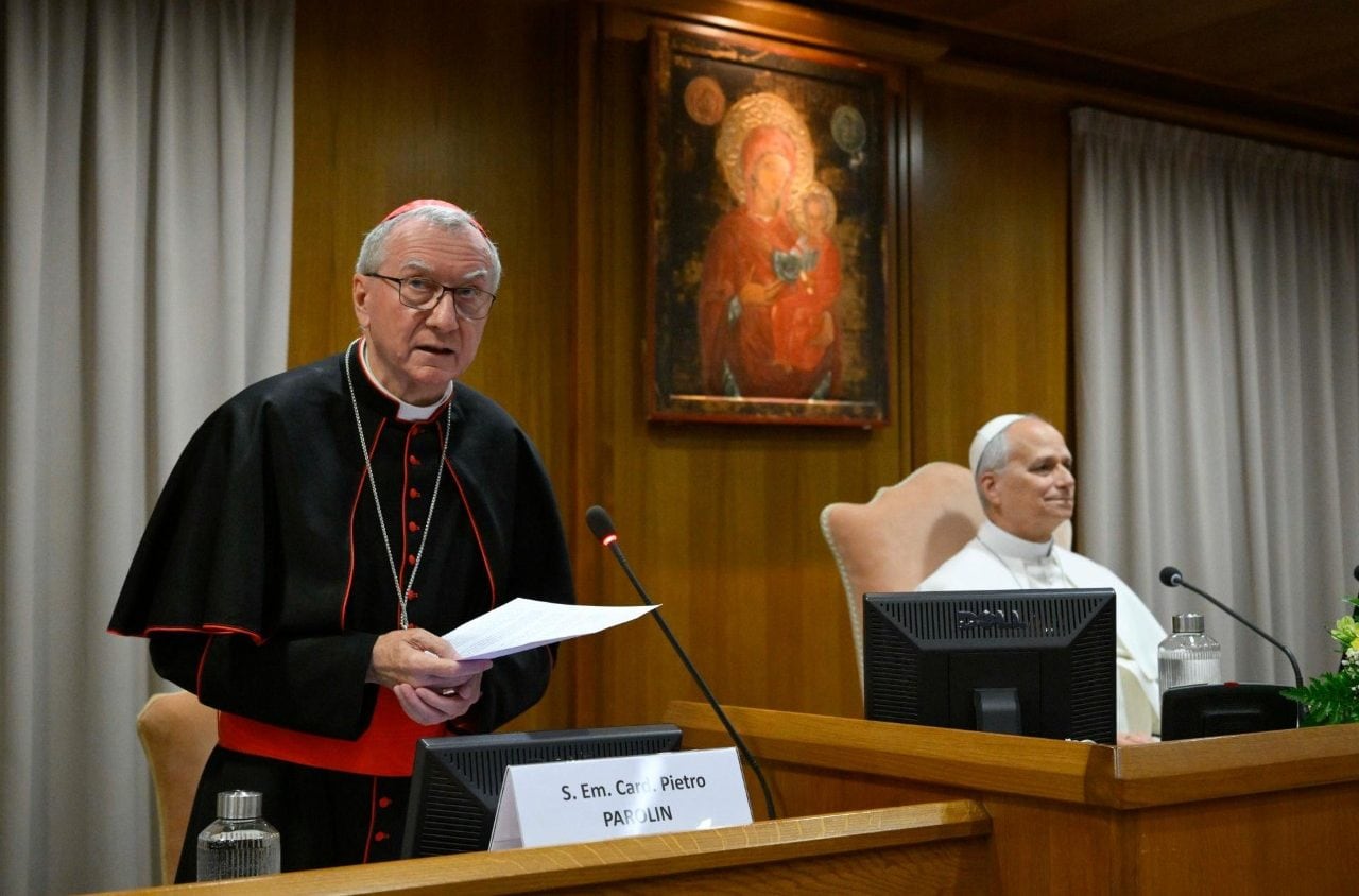 Pietro Parolin, secretario de Estado vaticano, junto al papa León XIV