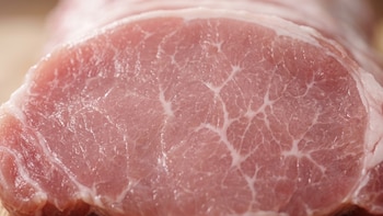 ¿Sabes por qué la carne de cerdo a veces sale rosa pálido y otras casi blanca? Esto cambia el sabor