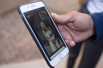 Aaron Staddon muestra una foto