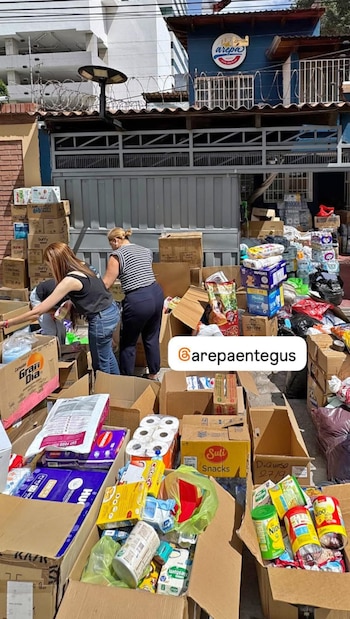 La campaña para Venezuela recibe alimentos no perecederos, agua potable, medicamentos, ropa, mantas y productos de higiene para los damnificados.