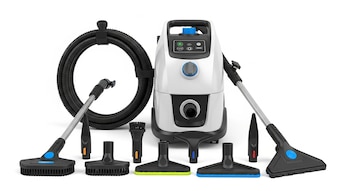 Equipo de limpieza a vapor blanco y negro con manguera enrollada y siete boquillas intercambiables de diversos tamaños, presentado sobre un fondo blanco.