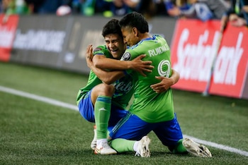 Raúl Ruidíaz festeja con Obed