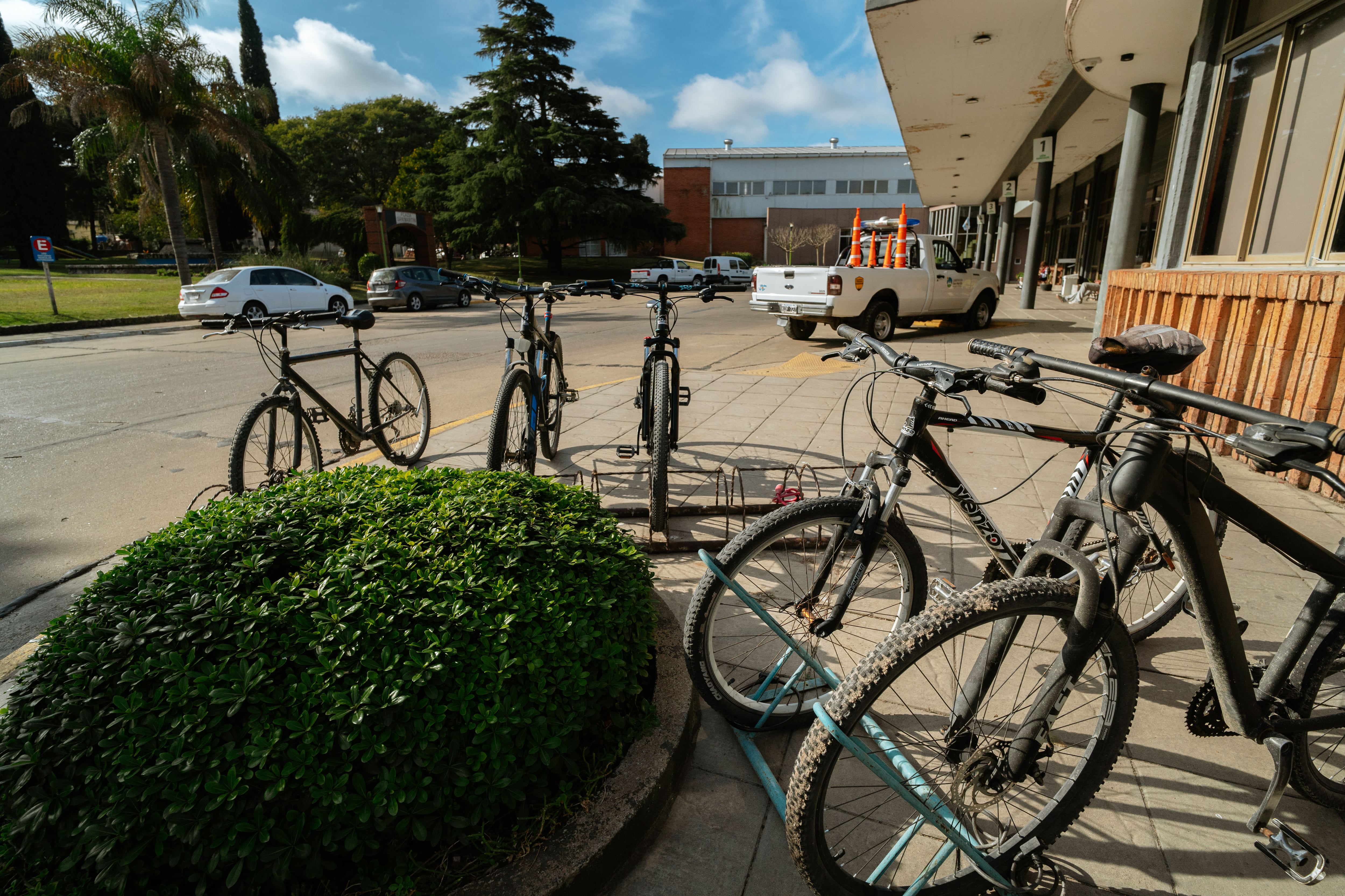 Bicicletas sin cadena en pleno centro del pueblo