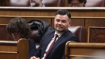 Rufián celebra que España "trabaje más que nunca", pero avisa que la precariedad y la vivienda acabarán con el Gobierno