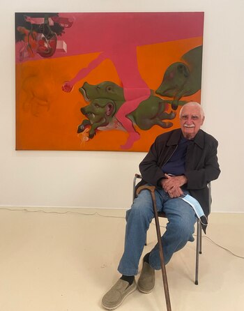 El artista posa junto a