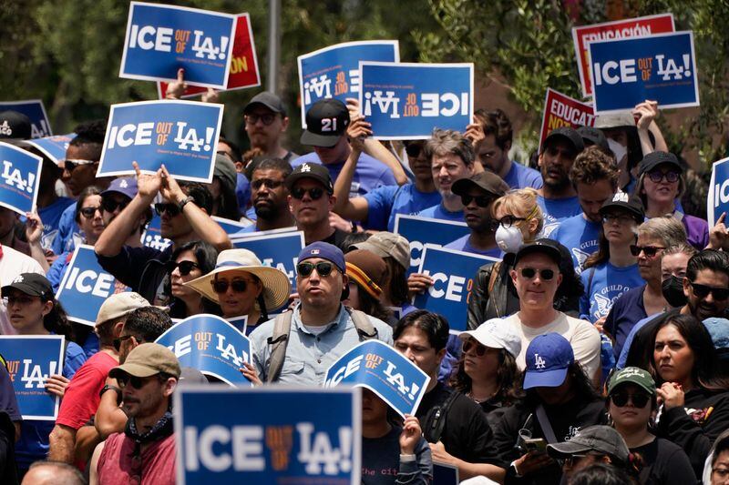 Un grupo de personas asiste a una concentración contra la detención del presidente del sindicato SEIU California y SEIU-USWW, David Huerta, en medio de las redadas federales de inmigración en el centro de Los Ángeles, California, Estados Unidos. 9 de junio de 2025 (REUTERS/David Ryder)