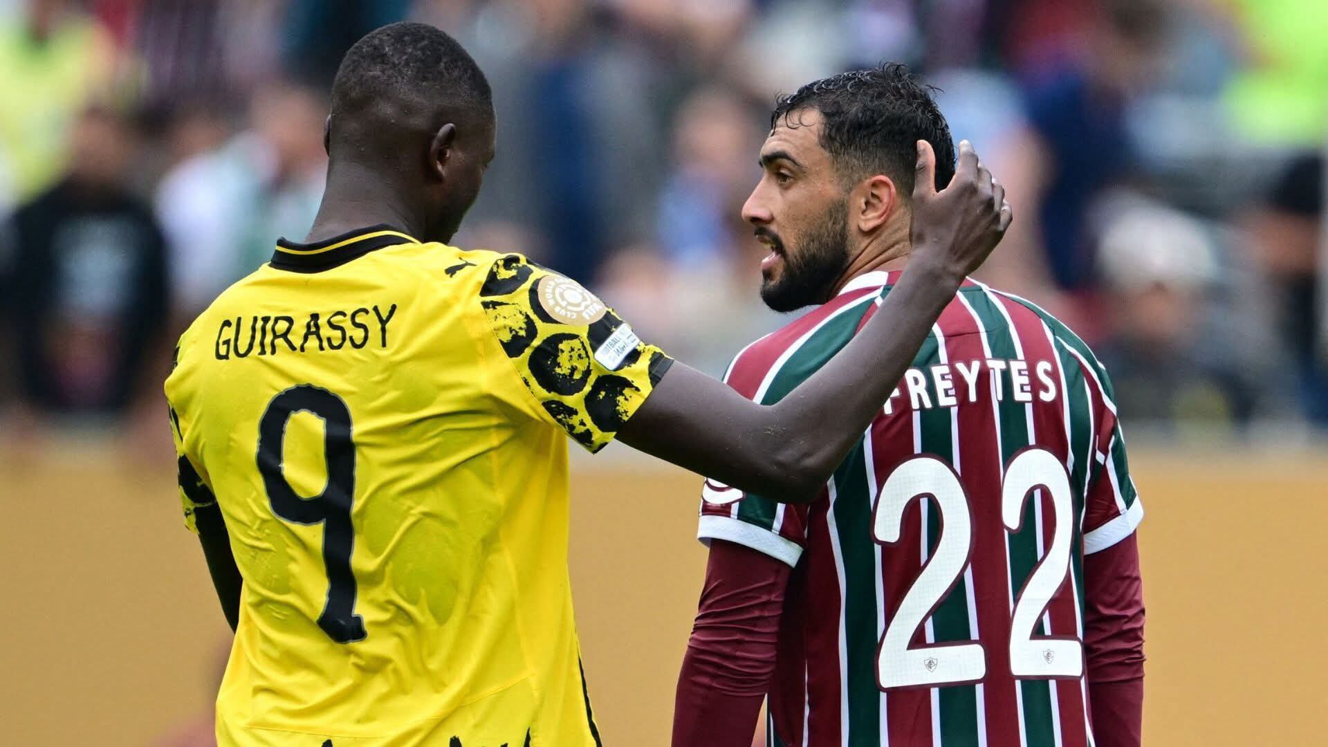 Juan Pablo Freytes recibiendo la felicitación de Serhou Guirassy. - Crédito: Reuters